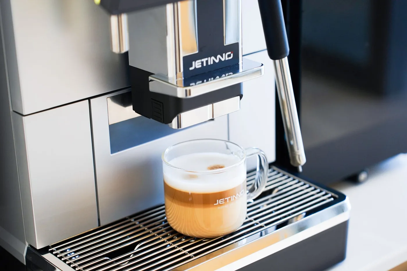 A finished latte with a silky microfoam poured from the Jetinno JL37